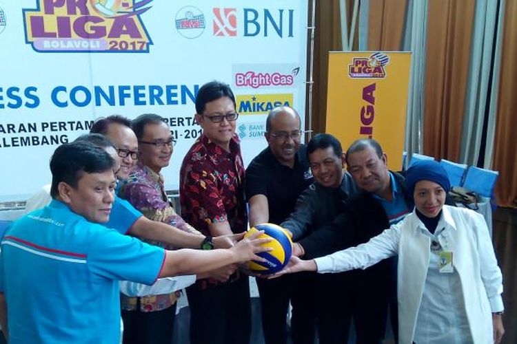 Konferensi pers manajemen tim Bank Sumsel Babel bersama pihak penyelenggara Proliga di kantor Bank Sumsel Babel pada Kamis (2/2/2017) sore.