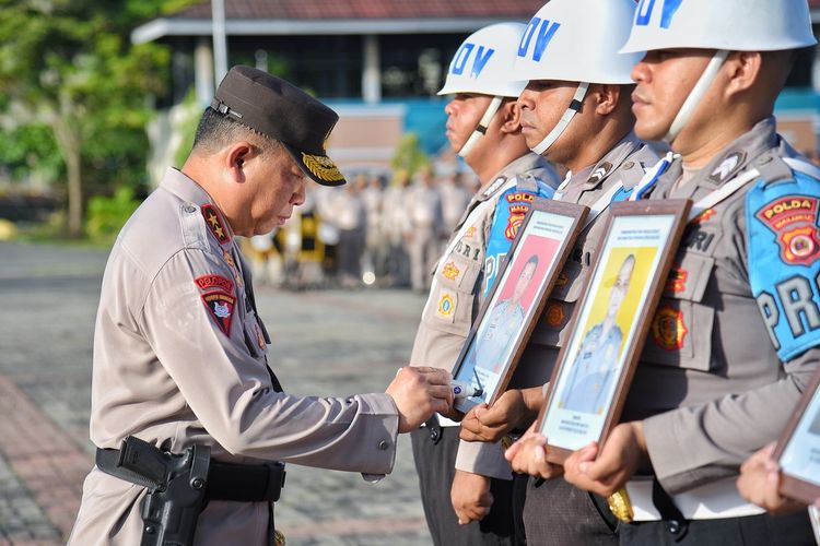 Kapolda Maluku Irjen Pol Lotharia Latif memimpin upacara pemberhentian tidak dengan hormat (PTDH) tiga anggota Polda Maluku di lapangan upacara Polda Maluku, Senin (4/12/2023)