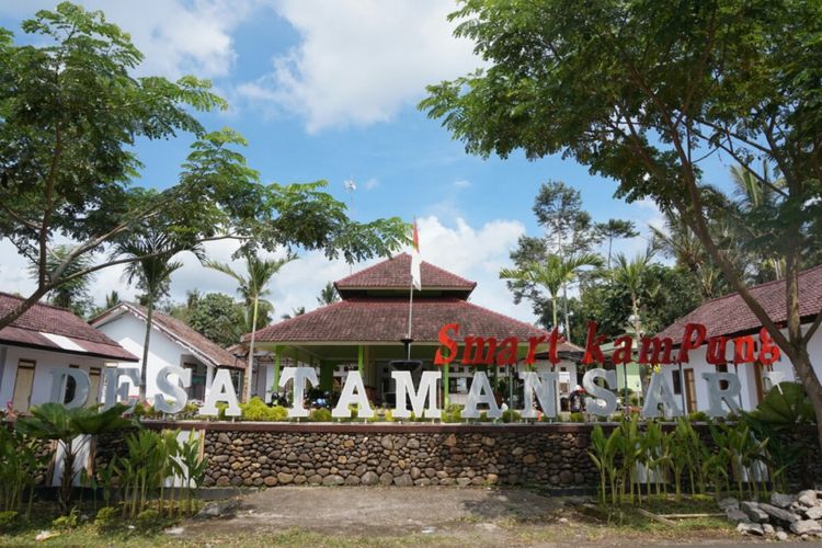 Desa Tamasari Banyuwangi mendapatkan penghargaan Desa Wisata Award dari Kementrian Desa, Pembangunan Desa Tertinggal dan Transmigrasi sebagai desa wisata terbaik dalam kategiri pemanfaatan jejaring bisnis