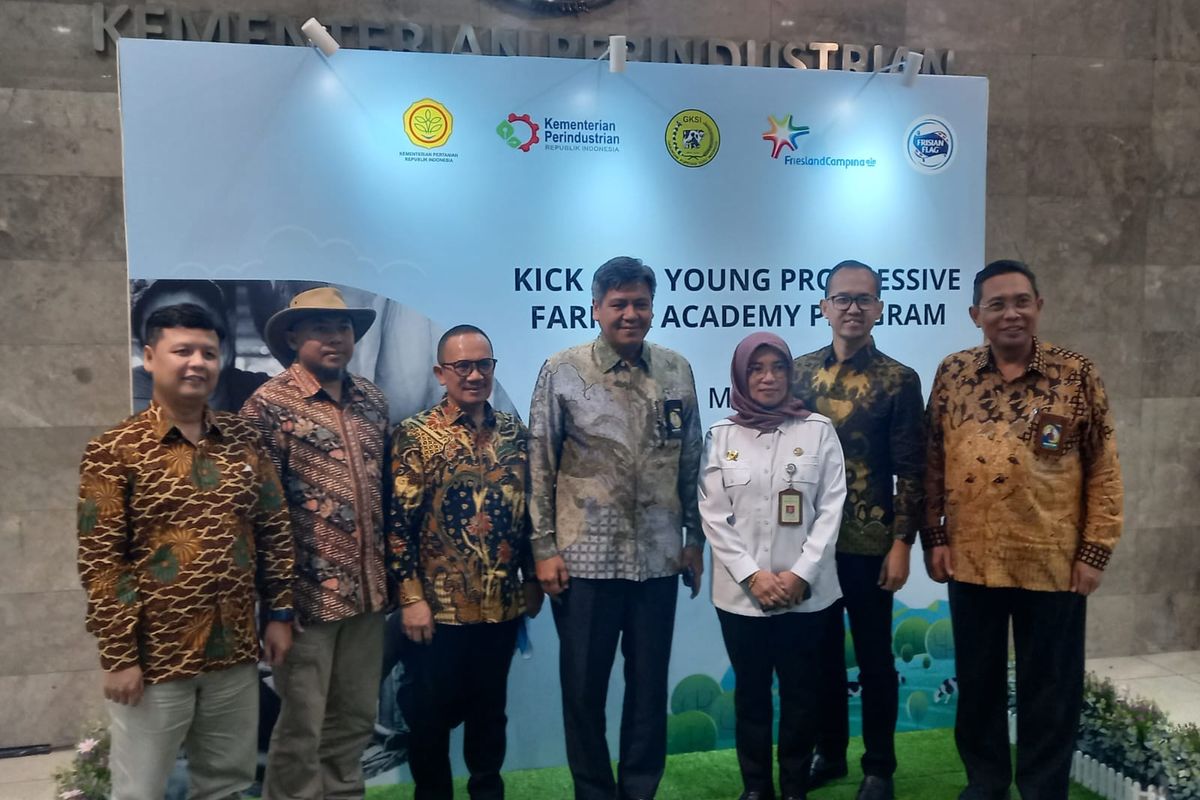 Kementerian Perindustrian (Kemenperin), PT Frisian Flag Indonesia (FFI) dan bersama para juri dalam acara Kick Off Young Progressive Farmer Academy Program di Kemenperin, Jalan Gatot Subroto, Jakarta Selatan, Rabu (31/5/2023).