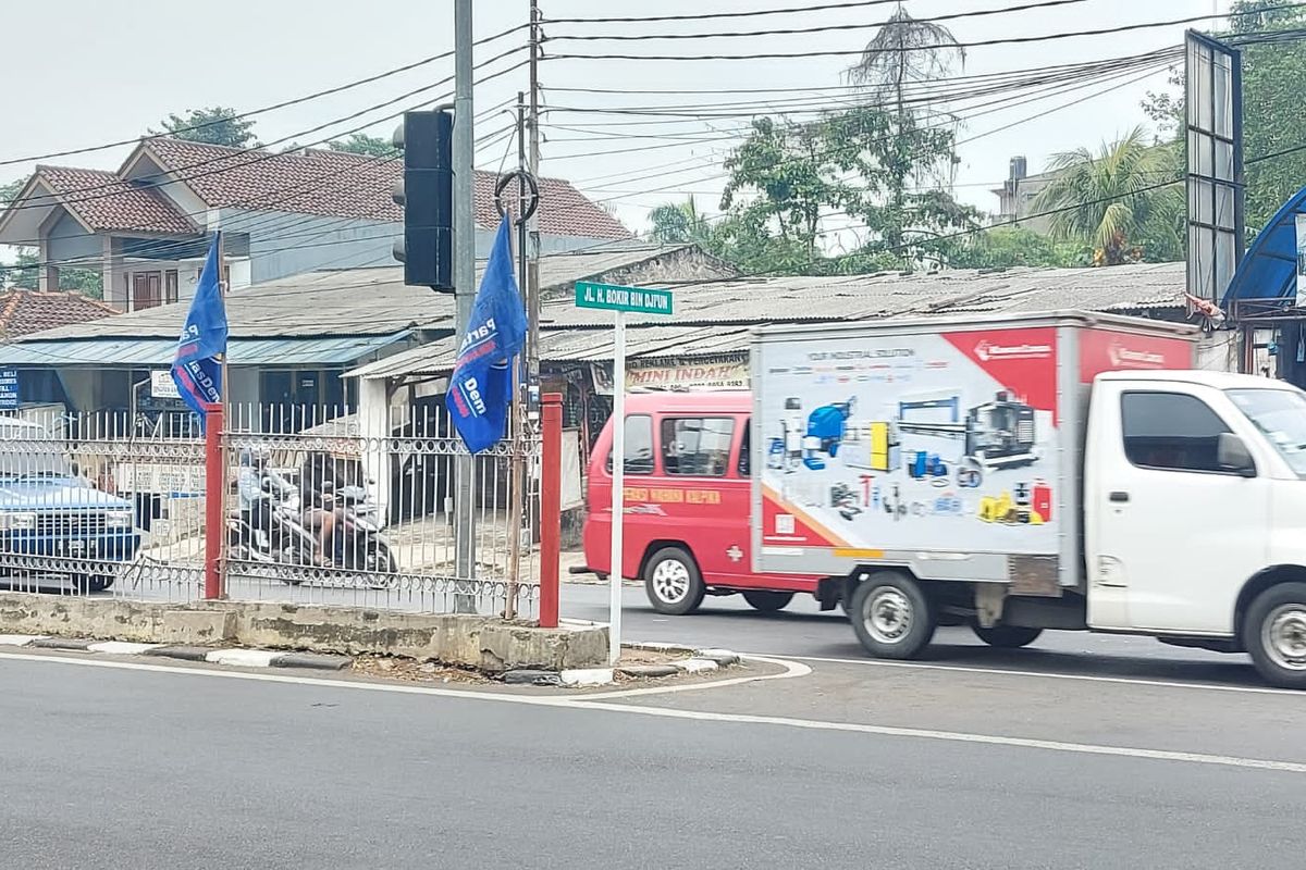 Sejumlah tokoh dan seniman Betawi seperti Nuri Surinuri alias Mpok Nori hingga Muhammad Bokir alias Haji Bokir diabadikan sebagai nama jalan di Jakarta Timur.