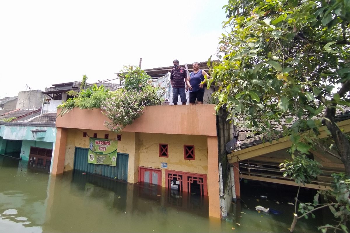 Maria Magdalena dan suaminya yang menolak untuk dievakuasi saat rumahnya terendam banjir hingga 3,5 meter. Mereka menetap di rumahnya yang berada di RW 008, Kelurahan Periuk, Kecamatan Periuk, Kota Tangerang, Banten.