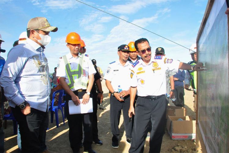 Kepala Dinas Perhubungan Jamal Nganro (kanan), menjelaskan pekerjaan pembangunan Bandara Pohuwato kepada Penjagub Gorontalo, Hamka Hendra Noer (kiri), pada peninjauan pekerjaan di Desa Imbodu Kecamatan Randangan Kabupaten Pohuwato.