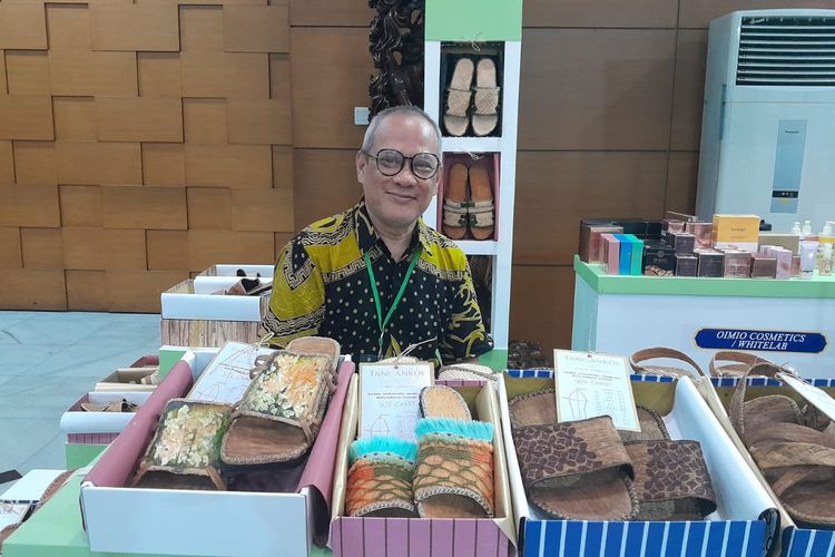 Cocos Trisada, Owner Tangankoe, UMKM Alas Kaki dengan Produknya di Pameran Kemenkop UKM