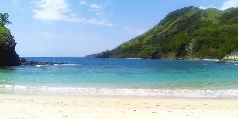 Pantai Koka di Kabupaten Sikka, Pulau Flores, Nusa Tenggara Timur, Selasa (8/1/2019).