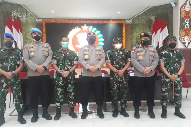 Anggota TNI dan POLRI saat Rilis di Makorem 102 Panju Panjung