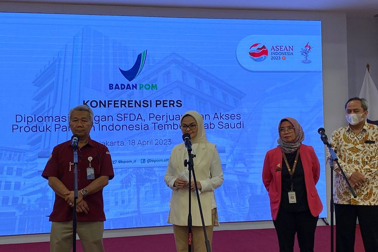 Kepala BPOM Penny K. Lukito dalam konferensi pers di gedung BPOM Jakarta Pusat, Selasa (18/4/2023). 