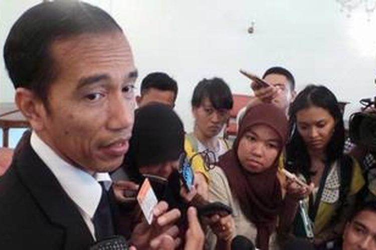 Gubernur DKI Jakarta Joko Widodo menunjukkan Kartu Jakarta Sehat (KJS).