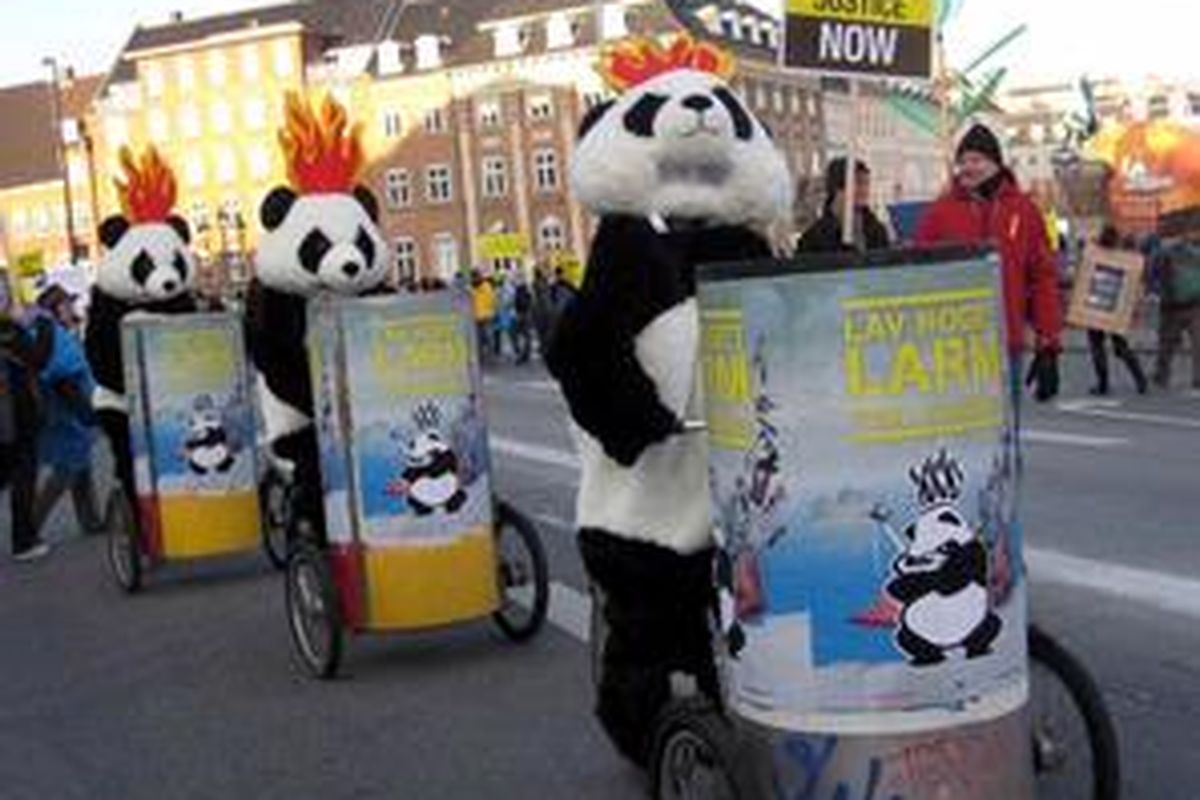 Beberapa peserta aksi menggunakan kostum panda mendorong kepedulian dunia