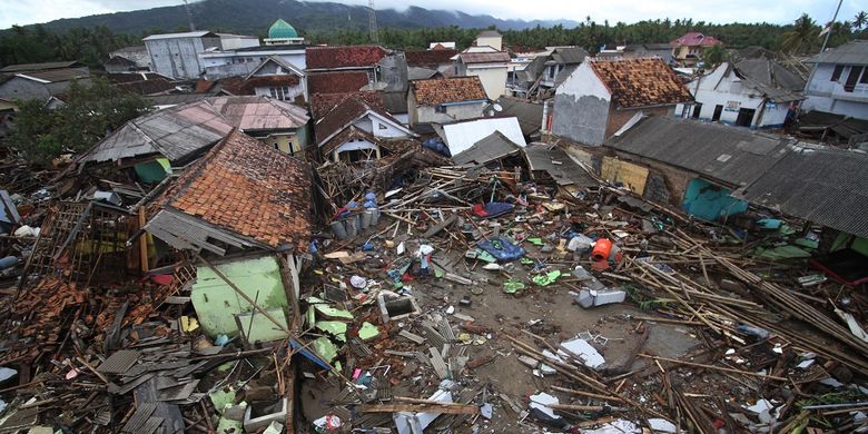 Sejumlah bangunan rata dengan tanah akibat terjangan tsunami di Sumur Pesisir, Pandeglang, Banten, Senin (24/12/2018). Sumur pesisir merupakan salah satu daerah dengan kerusakan terparah akibat terjangan tsunami. ANTARA FOTO/Aurora Rinjani/Bal/kye.