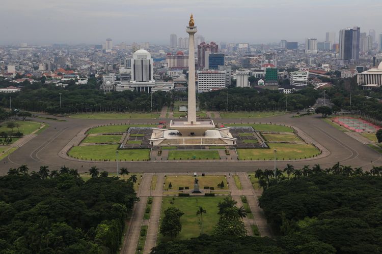Pemandangan Monumen Nasional (Monas) dari lantai 24 di Perpustakaan Nasional di Jalan Medan Merdeka Selatan, Jakarta Pusat, Rabu (8/11/2017). 