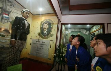 Replika R. M. Tirto Adhi Soerjo, tokoh pers dan persuratkabaran nasional, di Museum Kebangkitan Nasional (Stovia), Jakarta. Tirto adalah tokoh pers yang menerbitkan Medan Prijaji, surat kabar nasional pertama yang mengunakan bahasa melayu.