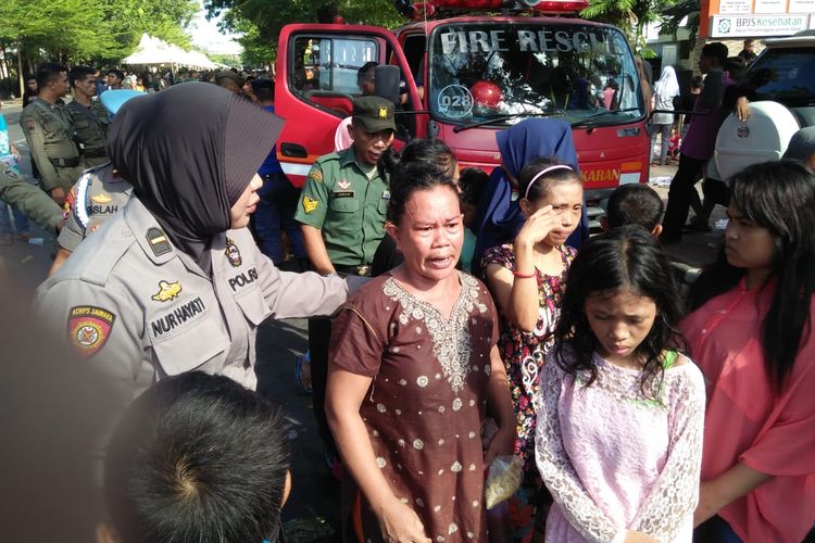 Emak-emak yang tidak kebagian sedekah uang dan kue di kediaman pribadi Jusuf Kalla di Jl Hadji Bau, Makassar ngomel-ngomel, Jumat (27/6/2019). 