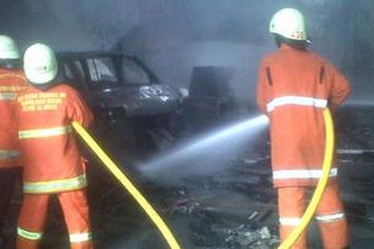 Ilustrasi : Sejumlah unit kendaraan yang tengah parkir di garasi belakang bangunan itu terbakar, Selasa (15/1/2013)