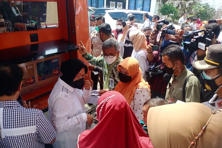 Menteri Sosial Tri Rismaharini turun langsung menginstruksikan para Camat, Lurah serta pendamping penerima bantuan untuk mengebut penyebaran bantuan Program Keluarga Harapan (PKH) dan Bantuan Pangan Non Tunai (BPNT) di Surabaya, Jawa Timur, khususnya di dua Kecamatan, yakni Tambaksari dan Sawahan Surabaya, Senin (27/12/2021).