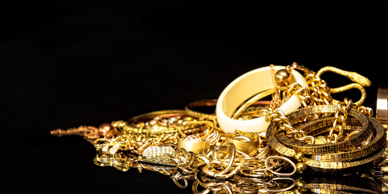 Ilustrasi emas perhiasan. Penyebab harga emas naik turun. Penyebab naik turunnya harga emas.