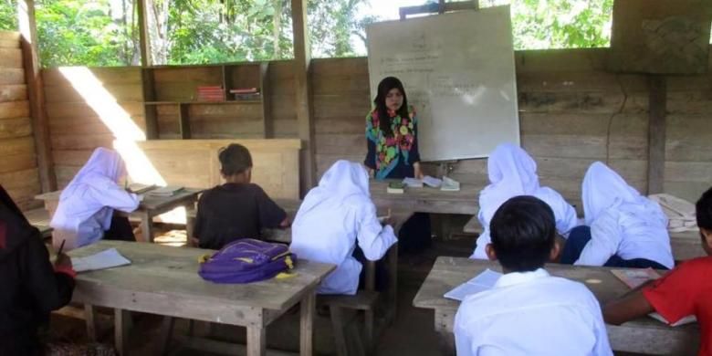 Proses belajar mengajar di Madrasah Aliyah Swasta (MAS) Merdeka Tampur Paloh, Kecamatan Simpang Jernih, Aceh Timur 