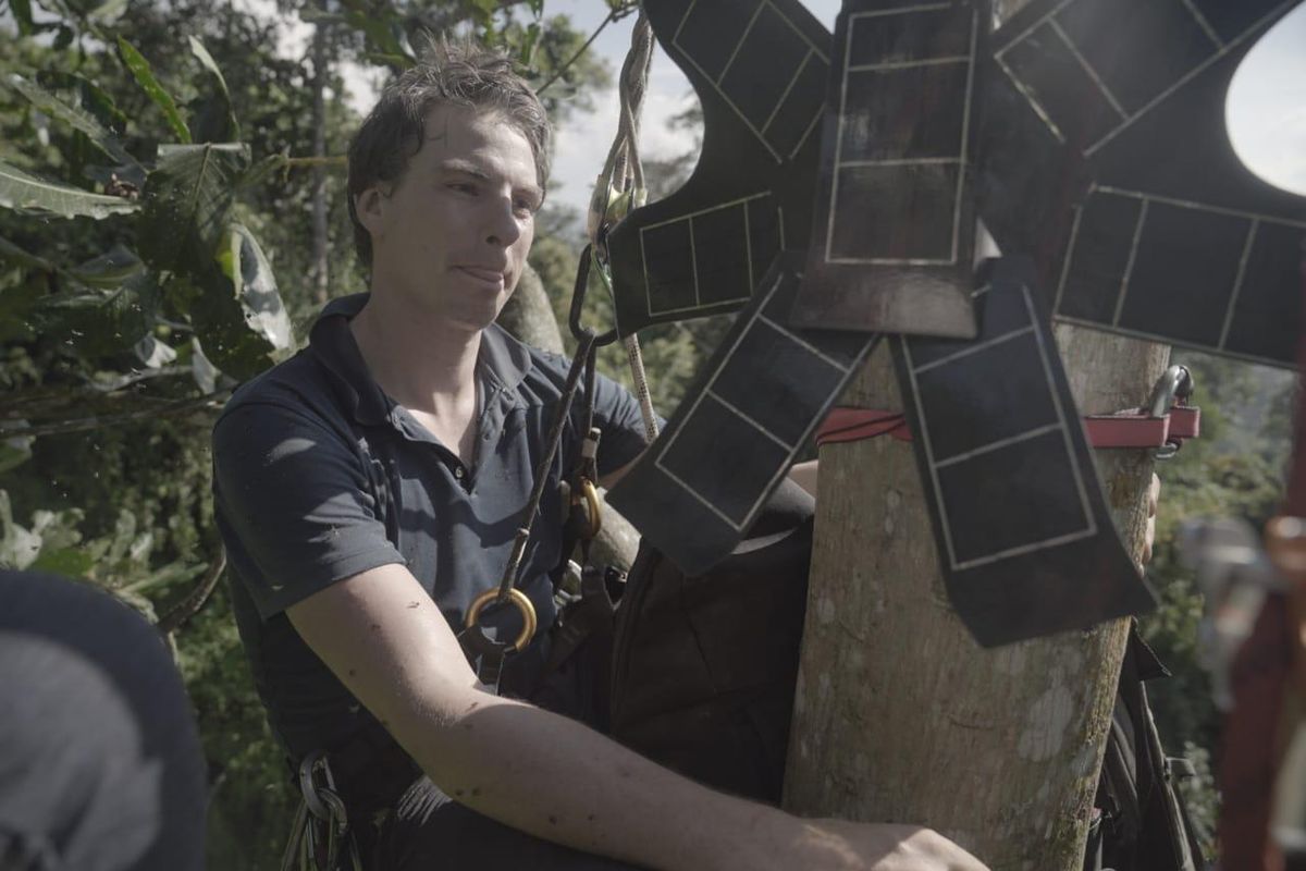 Topher White memasang Guardian di Pasir Talang Timur, Kabupaten Solok Selatan, Sumatera Barat.