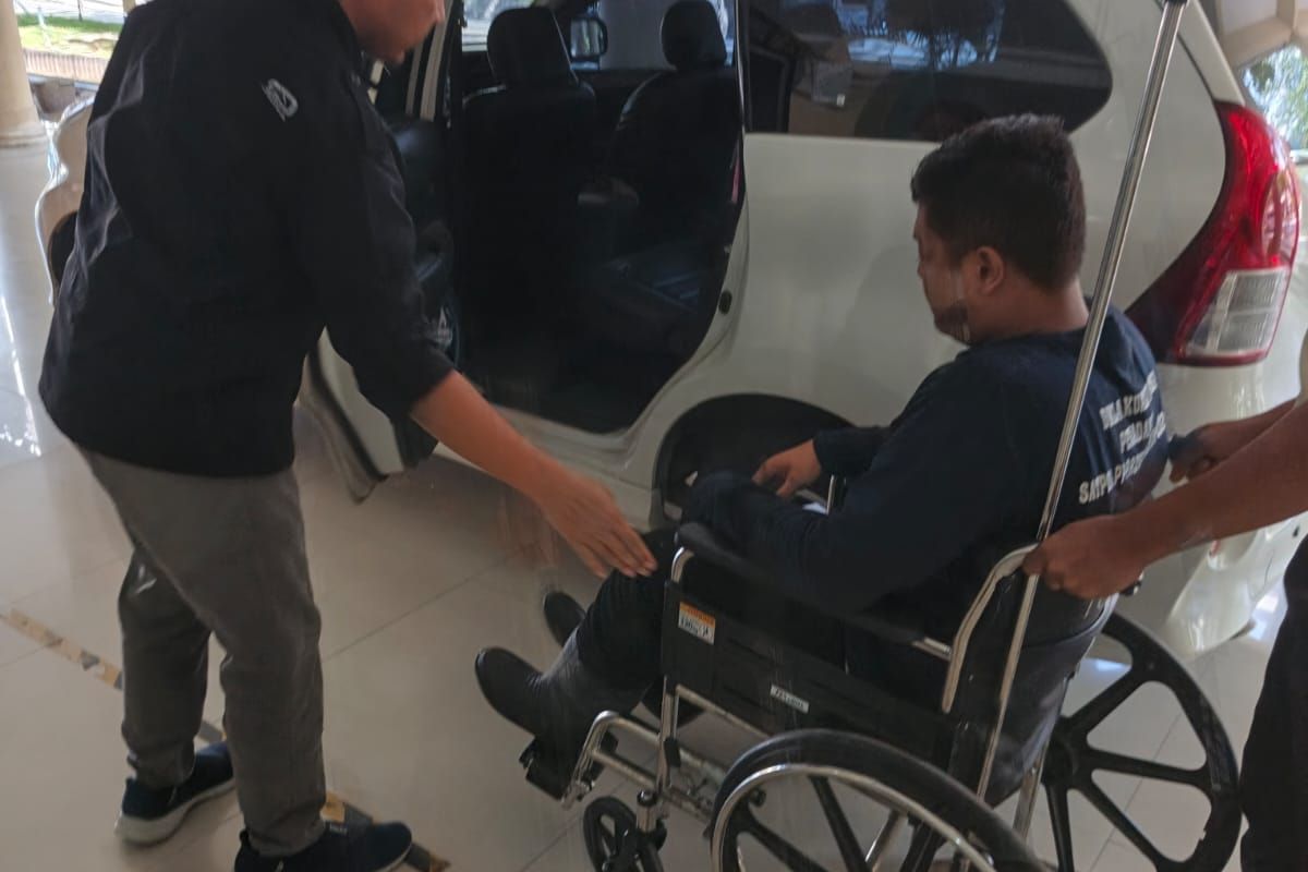 Salah satu petugas Damkar yang menjadi korban pemukulan saat menjalani pemeriksaan di salah satu rumah sakit di Deli Serdang, Senin (21/4/2025)   