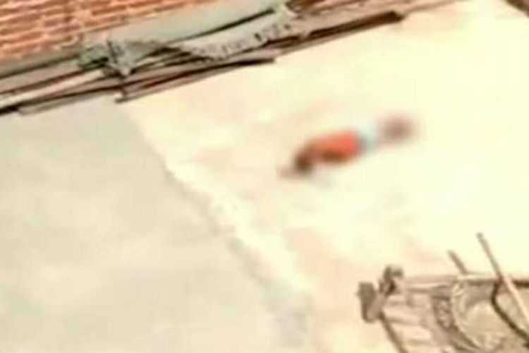 Tangkap layar sebuah video meresahkan muncul di India yang menunjukkan seorang anak berusia lima tahun diikat dengan tali dan ditinggalkan di atap rumahnya di tengah teriknya panas ibu kota nasional Delhi.
