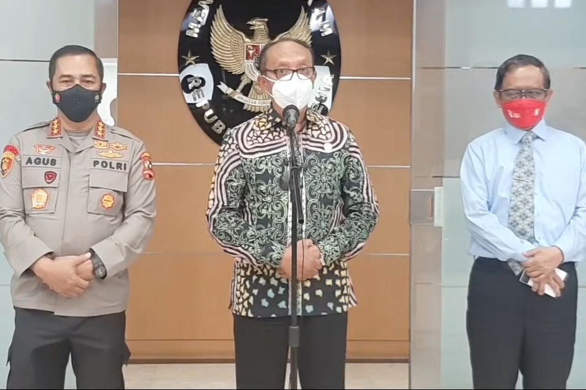 Wakil Ketua LPSK Achmadi (tengah) dalam konferensi pers di Kemenko Polhukam, Jumat (22/10/2021).