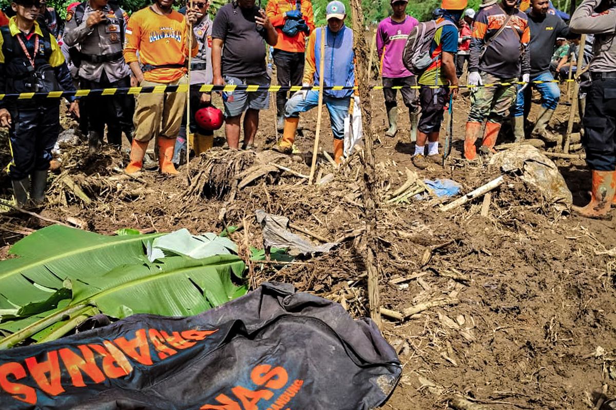 Petugas SAR gabungan berhasil menemukan korban di hari ke lima pencarian korban sejak dilaporkan hilang terseret banjir dan tertimbun longsor di Kampung Pojok Girang, Desa Cikahuripan, Kecamatan Lembang, Kabupaten Bandung Barat (KBB), Jawa Barat pada Jumat (23/5/2025) lalu.