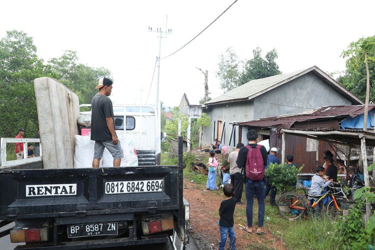 Sebanyak 7 Kepala Keluarga (KK) menyetujui dan melakukan pindah secara serentak ke hunian sementara. Pemindahan ini pun menandakan perlahan masyarakat di 16 titik Kampung Tua Pualu Rempang mau mendukung program strategis nasional (PSN)Rempang Eco-City.
