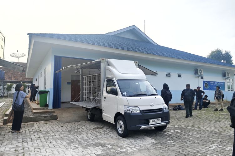 Free Meal Program (PMG) food containers are seen in front of the Palmerah Nutrition Services Fulfillment Unit (SPPG), West Jakarta, this morning, Monday (6/1/2025). 