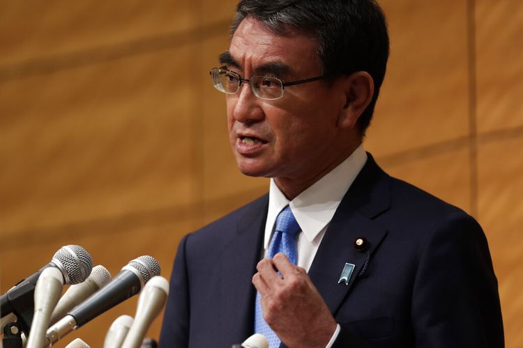 Menteri Jepang yang bertanggung jawab untuk urusan vaksin, Taro Kono, berbicara dalam konferensi pers saat dia secara resmi mengumumkan mencalonkan diri sebagai pemimpin Partai Demokrat Liberal (LDP) di Tokyo, Jepang, Jumat (10/9/2021).