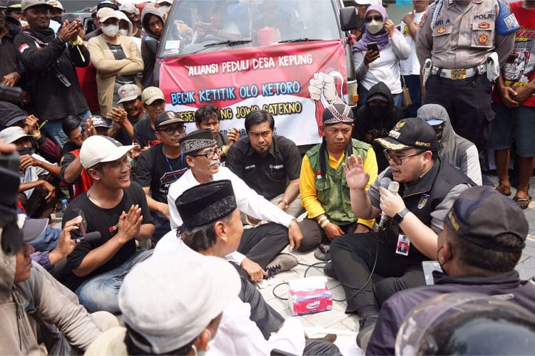 Bupati Kediri Hanindhito Himawan Pramana mendatangi warga yang berunjuk rasa di Kantor Desa Kepung, Kabupaten Kediri, Jawa Timur, Senin (19/9/2022) 

