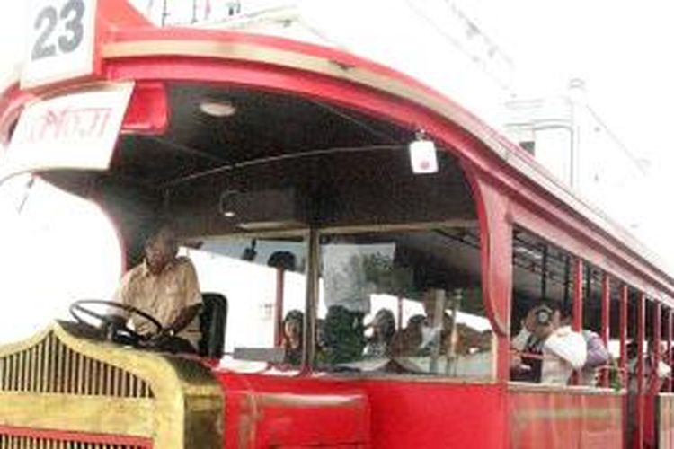 Wisatawan menaiki bus unik untuk berkeliling di fasilitas lokasi pengambilan gambar di Kota Film Ramoji, Hyderabad, India. 