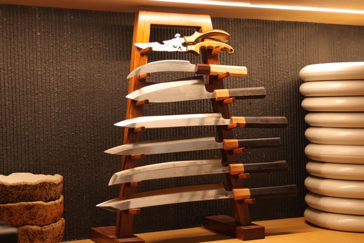 Ragam pisau jepang di Sushi Toku Gunawarman, Jakarta Selatan.