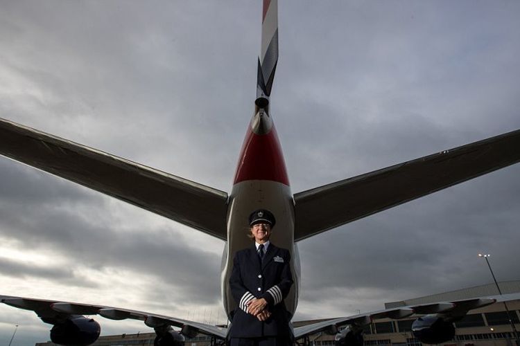 Kapten Claire Bunton, pilot British Airways, berpose di depan pesawat super jumbu Airbus A380. (Bristish Airways via Daily Mail).