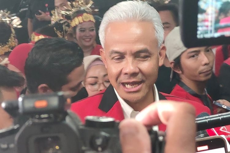 Calon presiden nomor urut 3 Ganjar Pranowo ditemui usai acara HUT ke-51 PDI-P di Sekolah Partai, Lenteng Agung, Jakarta Selatan, Rabu (10/1/2024).