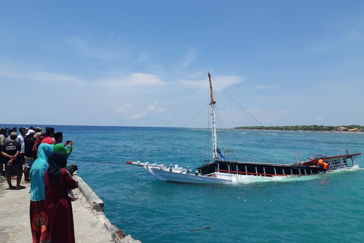 KM Mila Jawa Indah karam usai menabrak karang di perairan Pulau Sapudi, Kabupaten Sumenep, Jawa Timur, Senin (31/10/2022).