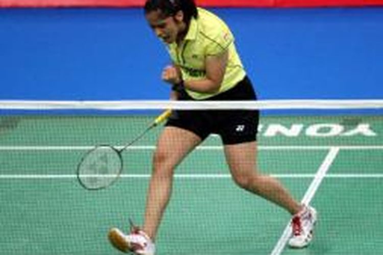 Tunggal putri India, Saina Nehwal, mengepalkan tangan saat berhasil mencetak skor atas pebulu tangkis Jerman, Juliane Schenk, pada Indian Badminton League (IBL), Mumbai, Senin (19/8/2013).