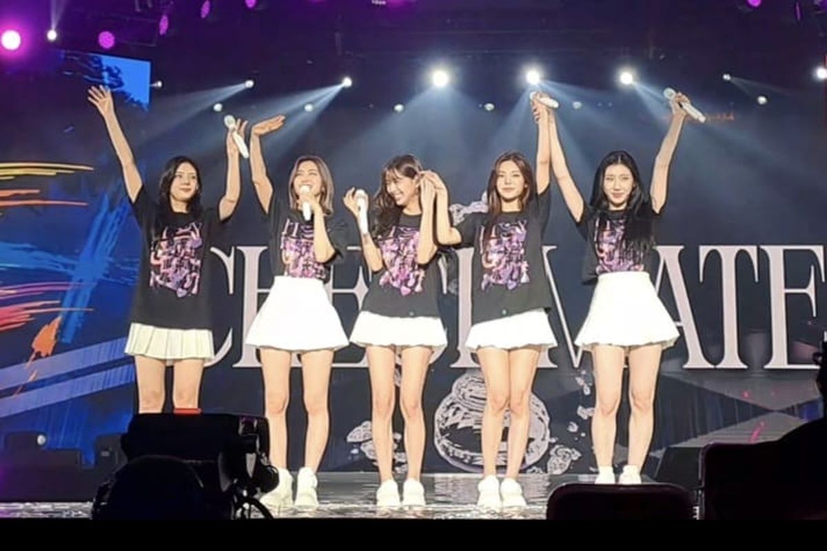 Girl group K-pop ITZY dalam konser tunggal perdana di Tennis Indoor Senayan, Jakarta, Sabtu (4/2/2023).