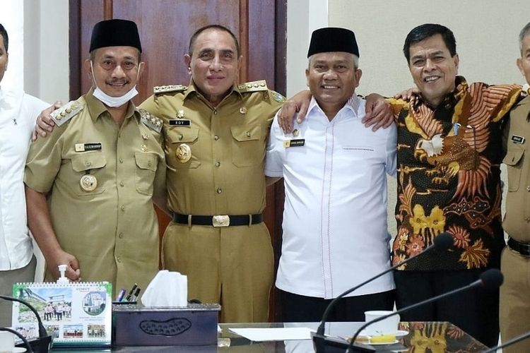 Gubernur Sumut Edy Rahmayadi merangkul Bupati Palas Ali Sutan Harahap (kedua dari kiri) di kantornya, Selasa (7/2/2023)