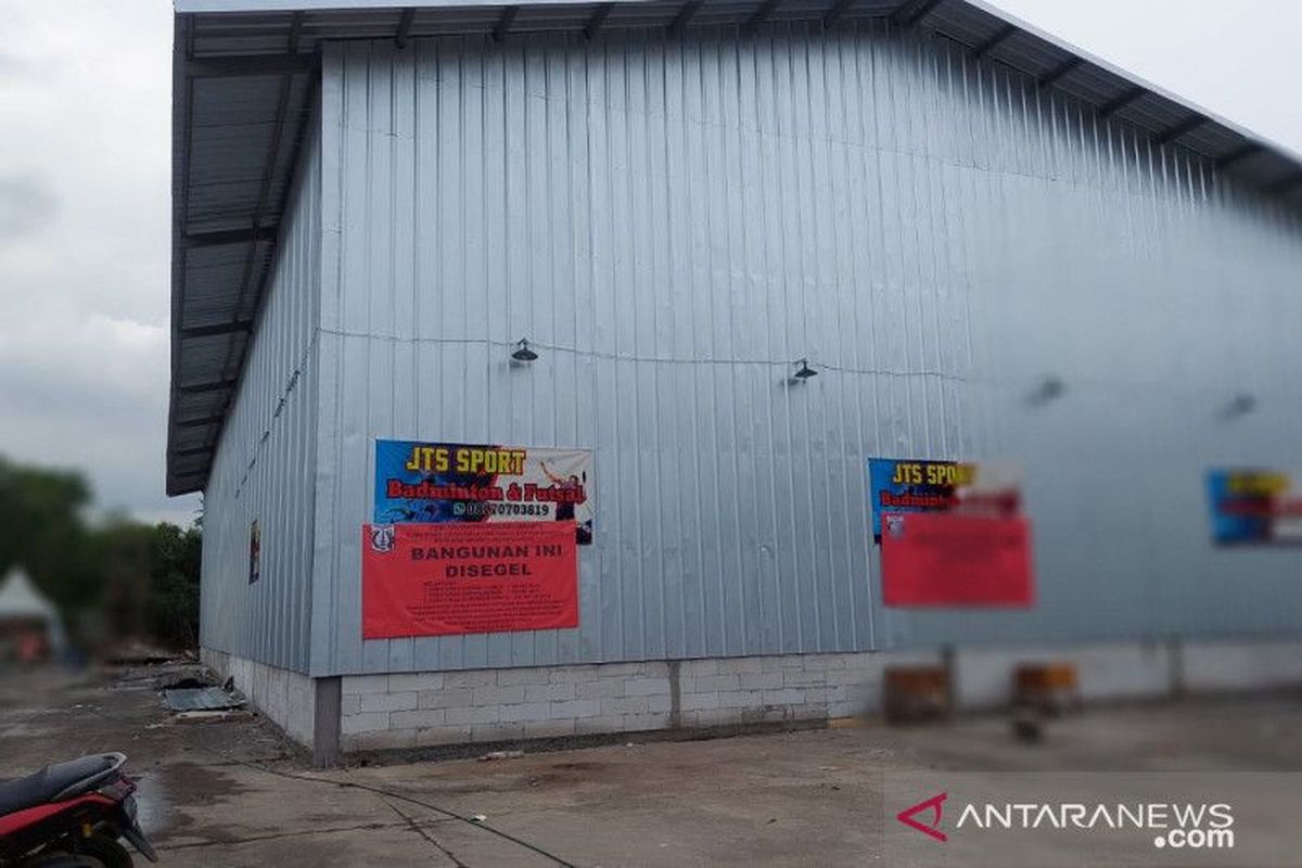 Suku Dinas Cipta Karya Tata Ruang dan Pertanahan (Sudin Citata) Jakarta Pusat melakukan penyegelan terhadap bangunan arena futsal yang berada di kawasan eks Bandara Kemayoran, Jakarta Pusat, Kamis (9/12/2021).