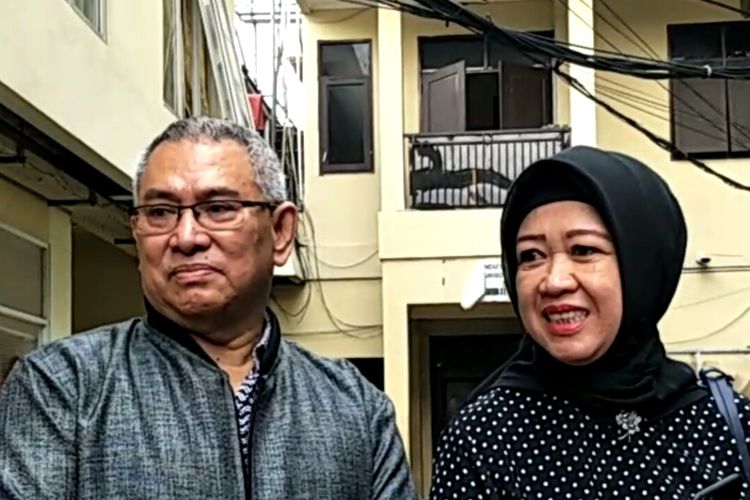 Devi Amelia (kanan), ibu dan ayah Vitalia Sesha, saat menjenguk di Polres Metro Jakarta Barat, Jumat (28/2/2020)