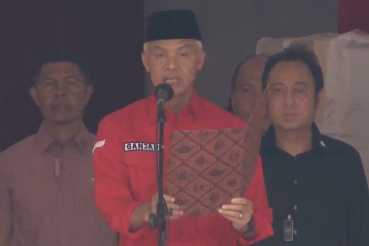 Bakal calon presiden dari PDI Perjuangan Ganjar Pranowo membacakan teks Dedication of Life yang ditulis Presiden Sukarno dalam acara puncak peringatan Bulan Bung Karno di Stadion Utama Gelora Bung Karno (SUGBK), Jakarta, Sabtu (24/6/2023).