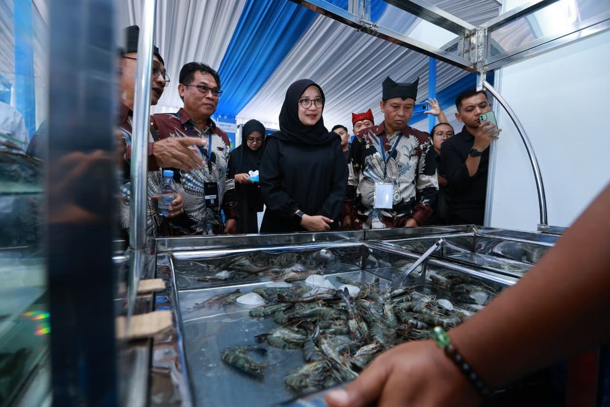 Bupati Banyuwangi Ipuk Fiestiandani dalam acara Forum Shrimp Fair 2025 yang digelar di Banyuwangi, Selasa (14/10/2025).