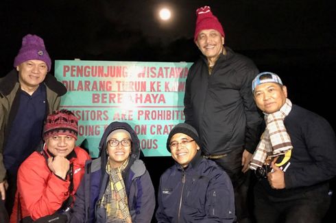 Sri Mulyani dan Luhut Binsar Mendaki Gunung Ijen sampai Puncak Kawah 