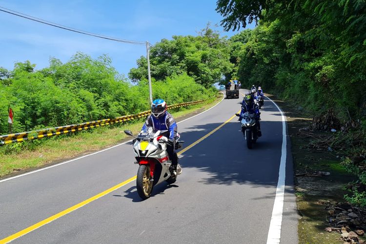 Rombongan bLU cRU Fun Riding ?Road to Mandalika? touring ke Lombok Utara.
