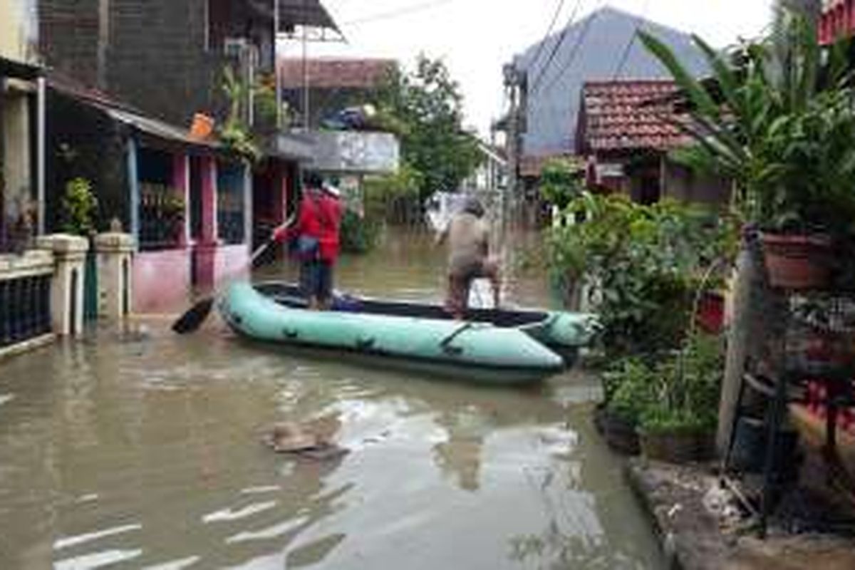 Banjir di Perumahan Total Persada, Tangerang, Selasa (1/3/2016).