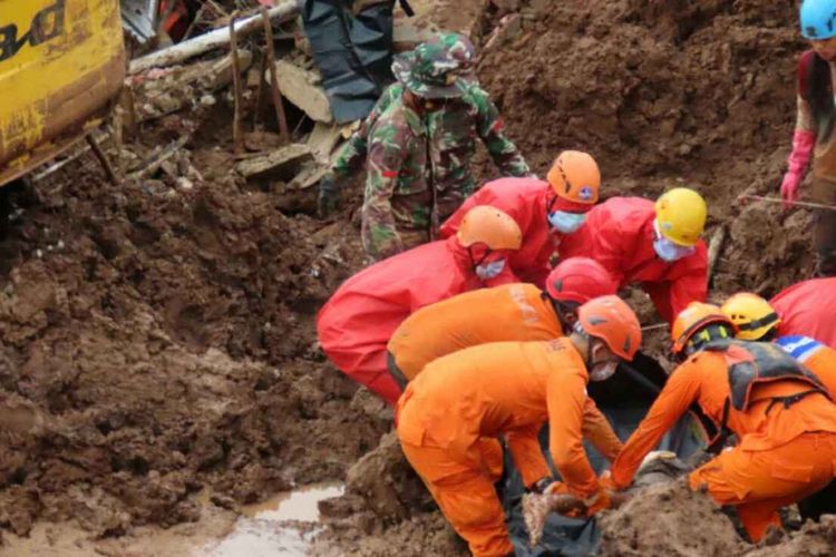Tim SAR gabungan kembali menemukan tiga korban tewas di lokasi longsor di Cimanggung, Sumedang, Jawa Barat, Rabu (13/1/2021). AAM AMINULLAH/KOMPAS.com