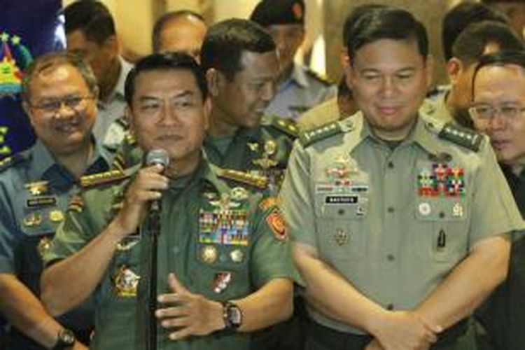 Panglima TNI Jenderal Moeldoko saat jumpa pers acara kerja sama TNI dengan militer Filipina di Jakarta Pusat, Rabu (23/4/2014). Dalam kesempatan itu, Moeldoko membantah isu yang menyebutkan jam tangan yang ia pakai seharga Rp 1 miliar, ia mengaku hanya membelinya seharga Rp 5 juta.