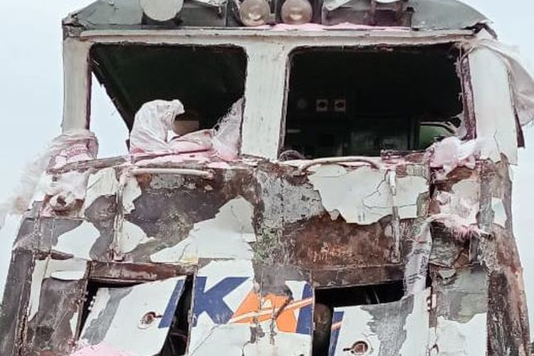 Lokomotif Kereta Api Kartanegara jurusan Malang-Purwokerto rusak usai menabrak truk pengangkut pupuk yang melintas di perlintasan sebidang tanpa palang di Kediri, Jawa Timur, Senin (10/3/2025).