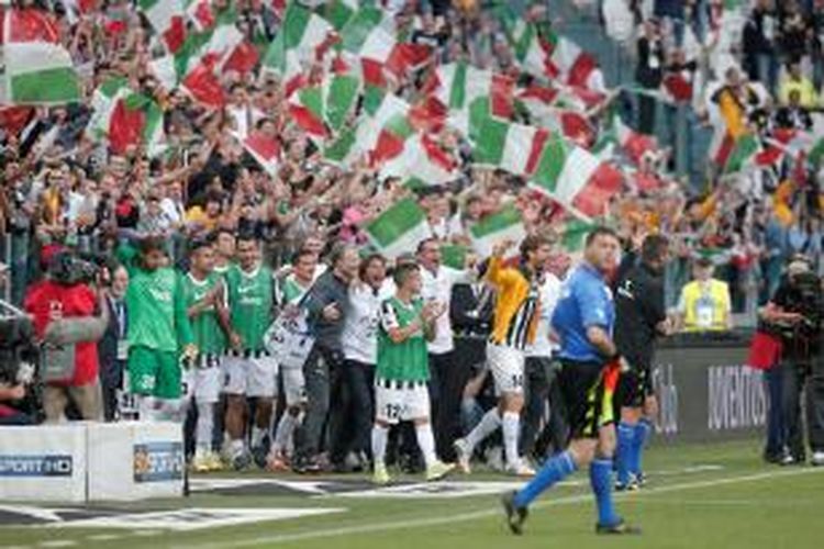 Para pemain Juventus berselebrasi dengan pelatih Antonio Conte sebelum menerima trofi Serie-A. Juve pun mampu menang 3-0 atas Cagliari pada laga terakhir Serie-A yang digelar di Stadion Juventus, Minggu (18/5/2014). 