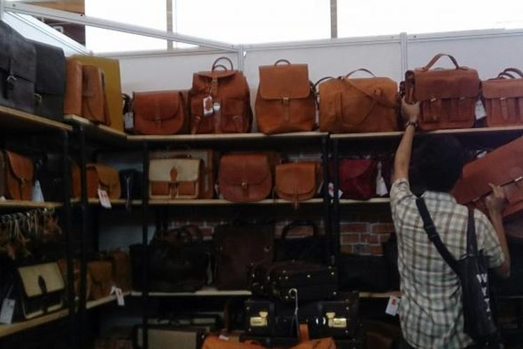 Pengunjung sedang melihat tas kulit di booth Kias Leather INACRAFT 2016